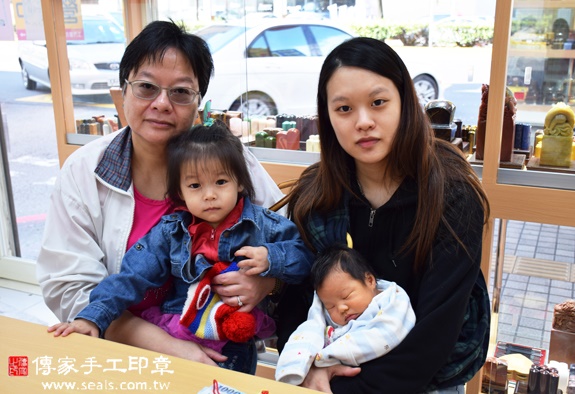 劉寶寶(新竹香山區嬰兒寶寶滿月剃頭理髮、免費嬰兒剃胎毛儀式吉祥話)。中國風會場，爸媽寶貝免費穿「日中韓」古裝禮服。專業拍照、DVD光碟、證書。★購買「臍帶章、肚臍章、胎毛筆刷印章」贈送：剃頭、收涎、抓周，三選一。 2015.11.26 照片2